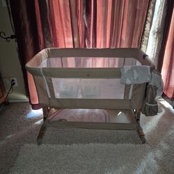 Bassinet Side Sleeper (Beige and white)