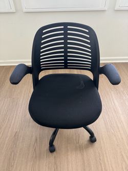 Black Mesh Office Chair with Armrests
