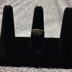 USED 10 KT DOUBLE HEART RING 