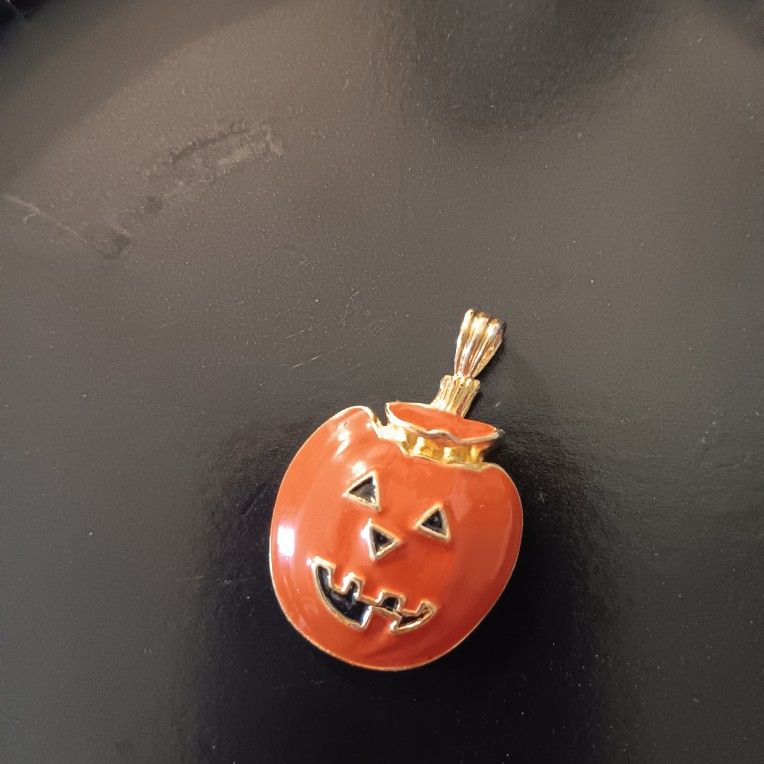 jack-o'-lantern pendant