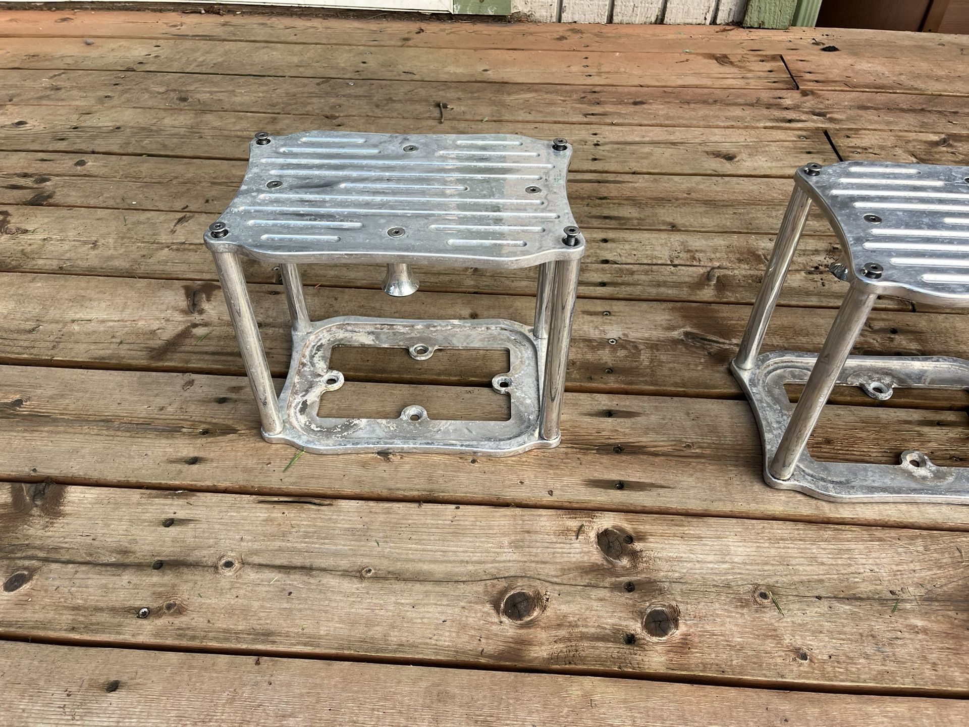 Battery box battery mount