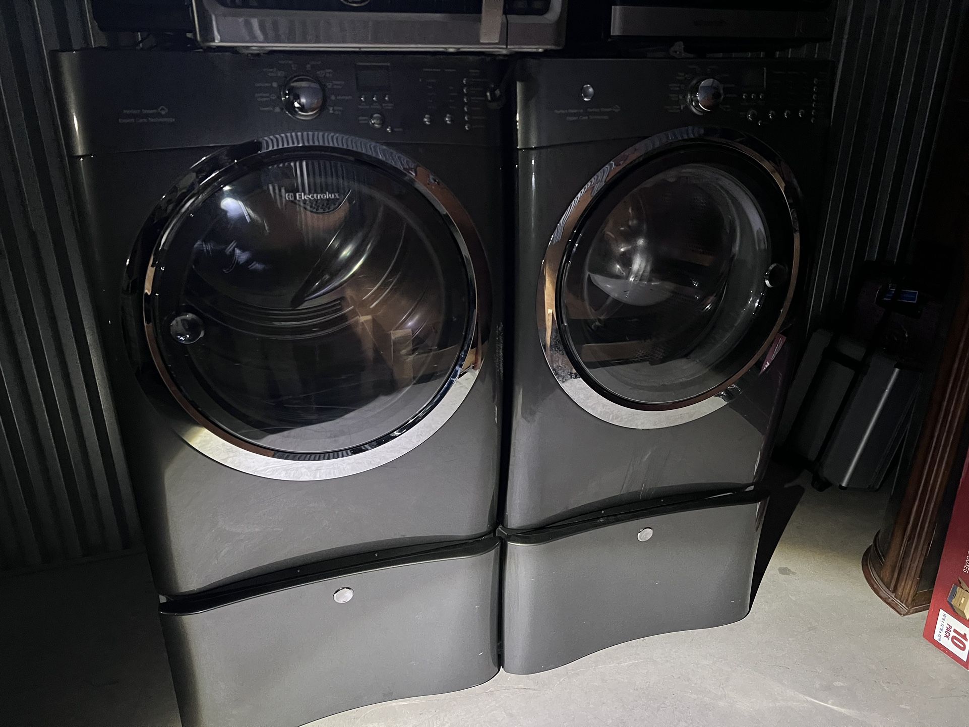 Electrolux Washer And Dryer With Storage Bottom for Sale in Bakersfield