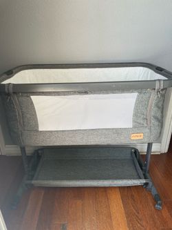 Baby bassinet bedside sleeper with mattress