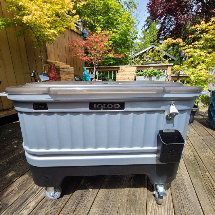 Igloo Party Bar Cooler 125qt With 16 LED Lights
