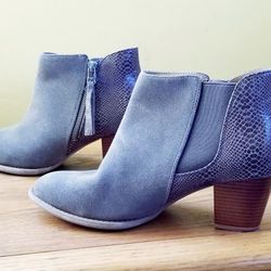 VIONIC SIZE 9 GREYSH ANKLE BOOT