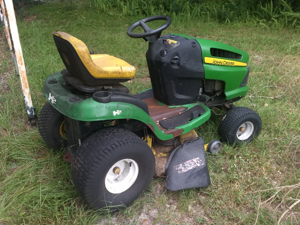 John Deere 100 series lawn tractor riding lawnmower. Riding mower