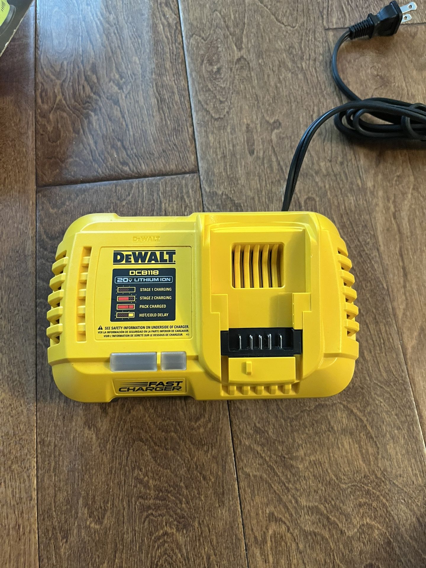 DEWALT 20V and FLEXVOLT 12 Amp Fan Cooled Fast Charger