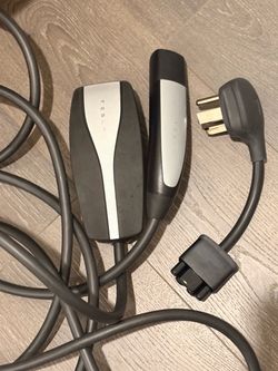 Tesla Model 3 Mobile Charger (2023) & Adapter