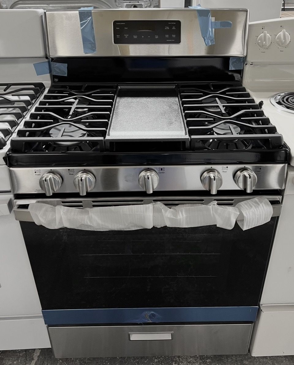 NEW GAS Range w/Griddle and STEAM CLEAN