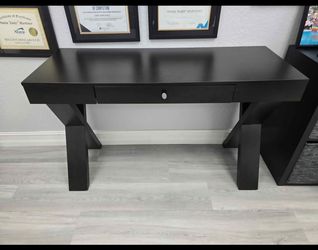 Beautiful Desk with Drawer