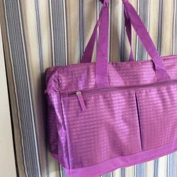 Overnight bag, Great for going to the beach,USED but doesn’t look like it. 18 inches long by 8 inches wide and 13 inches deep. Maryville Meet