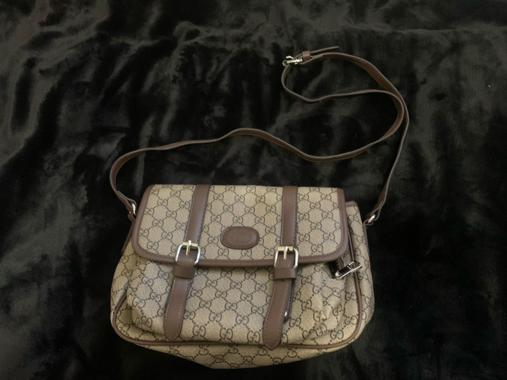 *AUTHENTIC* GUCCI CROSSBODY