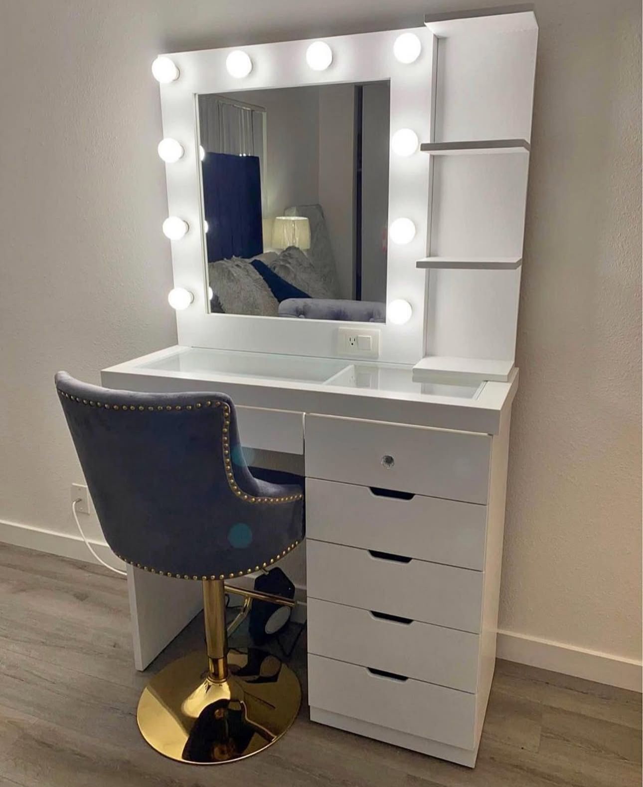 Small Glam Makeup Vanity
