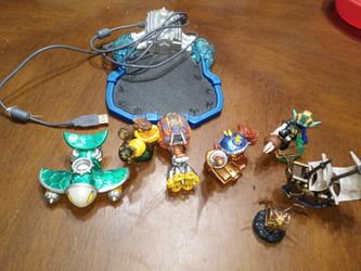 Skylanders Nintendo Wii Lot 8 pc + case