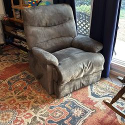 Wall Hugging Recliner 