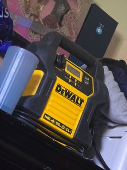 DeWalt DXAEJ14 1600 Peak Amp Jump Starter