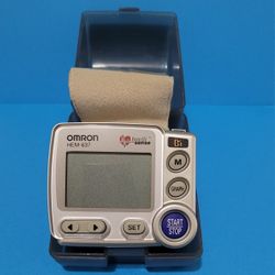 Omron HEM-637 Digital Wrist Blood Pressure Monitor IntelliSense w/ Case Portable.