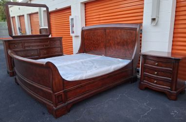 King Sz Bedroom Set With Boxspring