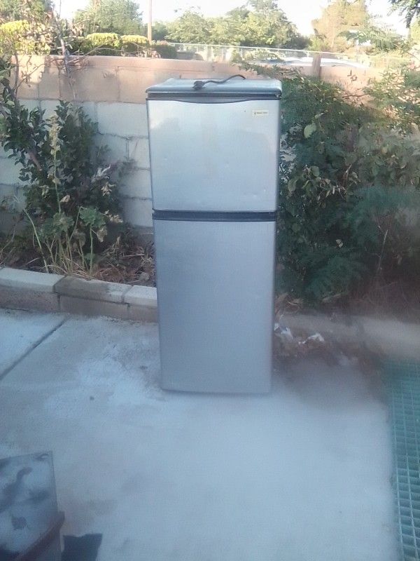 Magic Chef Refrigerator Black And Sliver