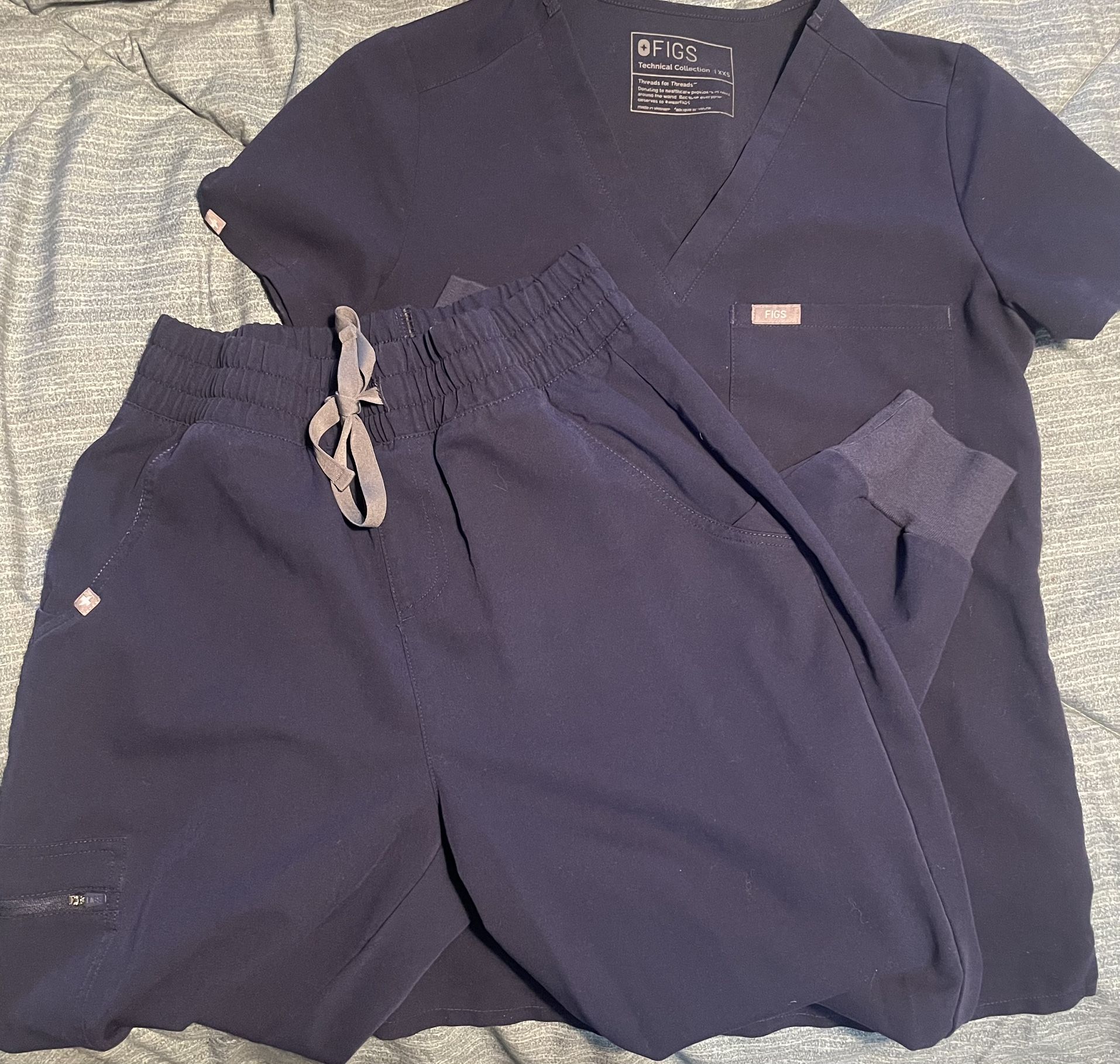 FIGS Navy Scrub Set Catarina One-Pocket Top Zamora Jogger Pants