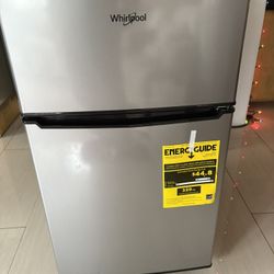 Whirlpool Mini Refrigerator 