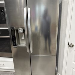 LG Refrigerator With Ice Maker 