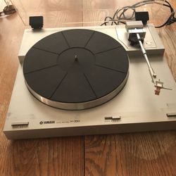 Yamaha P-350 Turntable