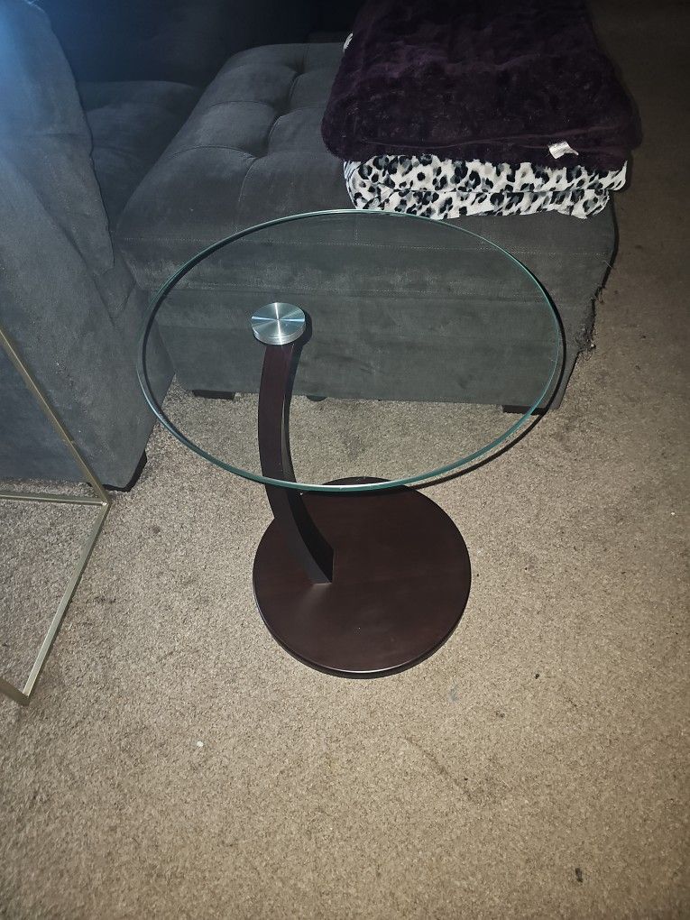 C shape accent table