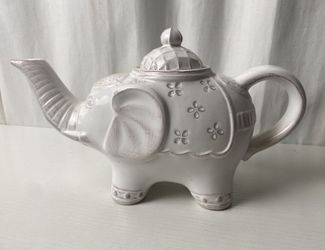 BIA Cordon Bleu White Elephant Teapot Cermaic 28 Fl Oz Microwave Dishwasher Safe