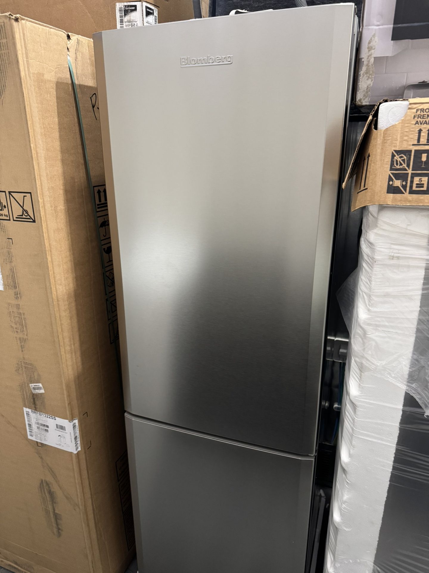 Blomberg   24 Inch  Bottom Freezer 11.43 Cu Ft Capacity 