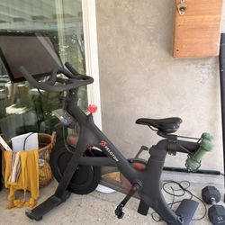 PELOTON BIKE 