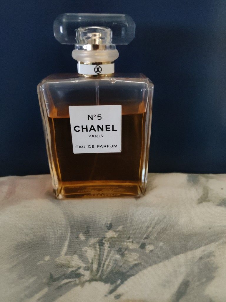CHANEL N°5 The Essence Of Woman