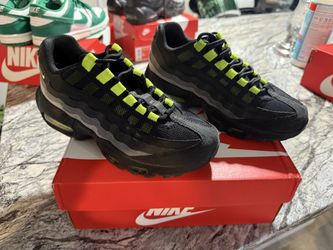 Kids shoes size 4