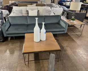 🛋️ Modern Sofa w/coffee and side table 💰💰