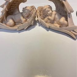  Sleeping Angelos Statuette  Cherubs (2 x) sleeping in its wings, statuettes beautifully drawn, work finished with care. Statuettes of Angelots for me