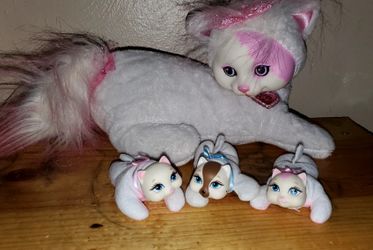 2017 Pink And White Mama Kitty Surprise With 3 Babies! Excellent Condition! 