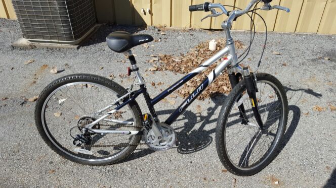 Fuji Palisade women's bicycle, like NEW, less than 20 miles