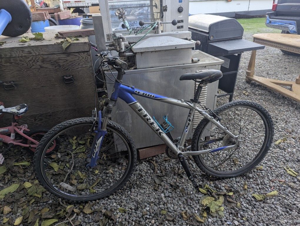 26" TREK MOUNTAIN BIKE