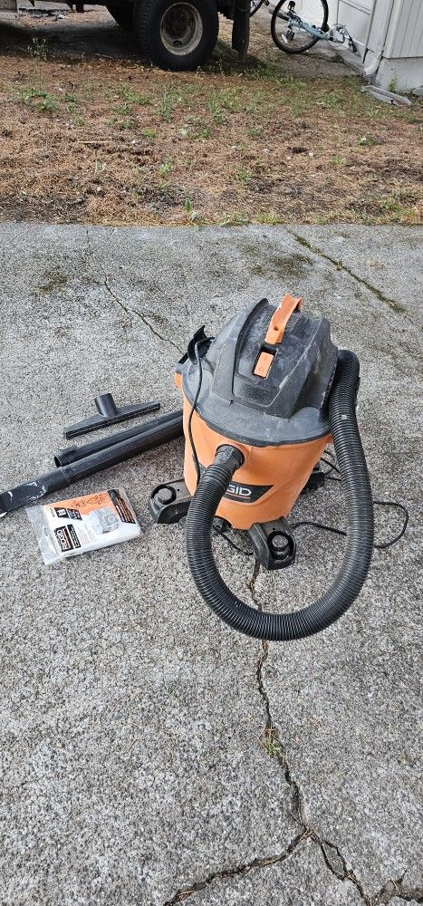 🧹 RIDGID 12 Gal Wet/Dry Shop Vac – Model HD12000 + Hose & Bags –(Federal Way)