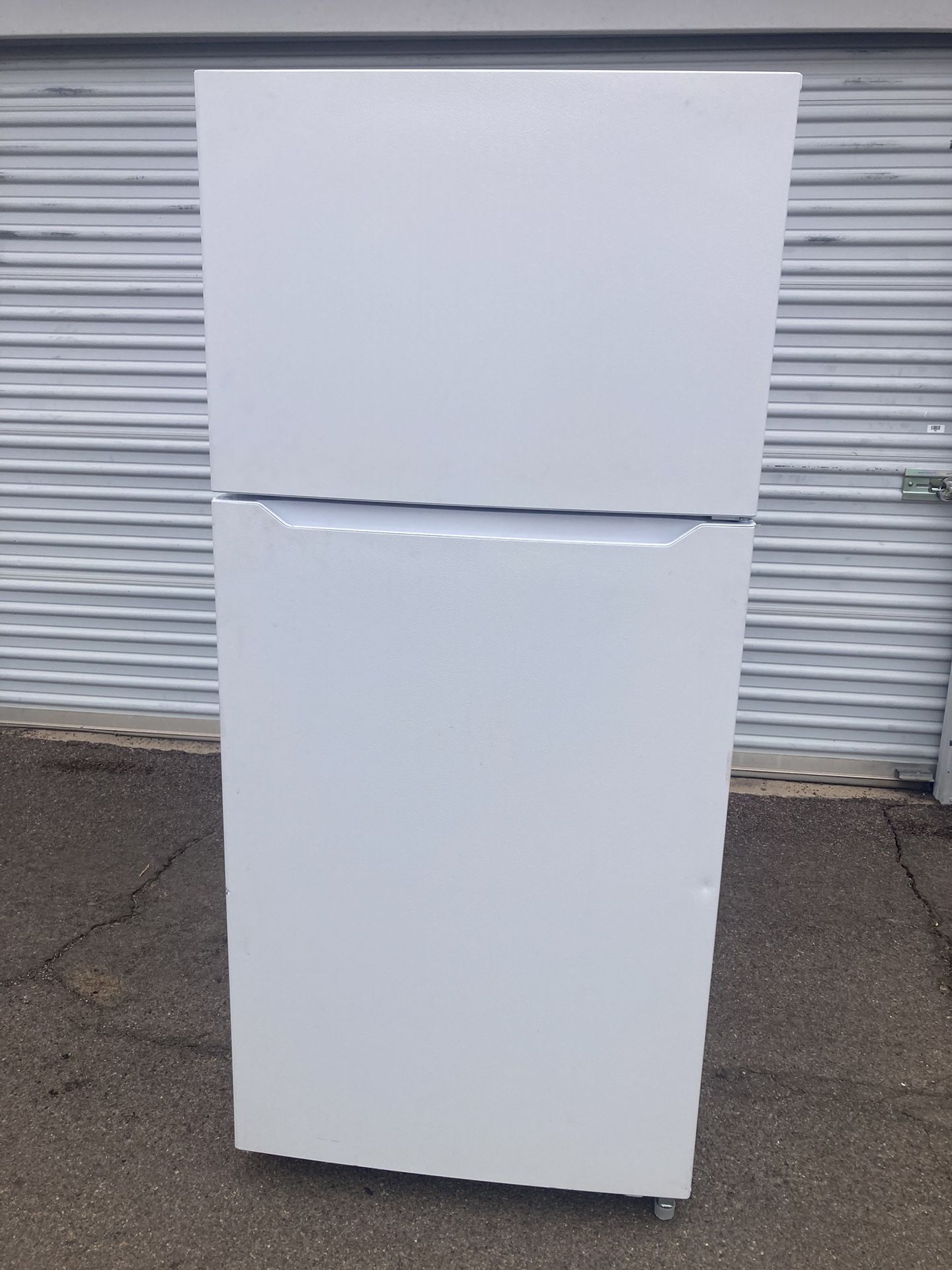 Conservator top bottom refrigerator in good condition, clean and nice, one month warranty, delivery available W30-D31-H65