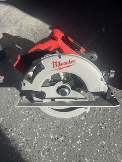 Milwaukee M18 18V Lithium-Ion Brushless Cordless 7-1/4 in. Circular Saw (Tool-Only)
