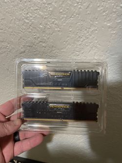2x8 GB 2400 Corsair Ram