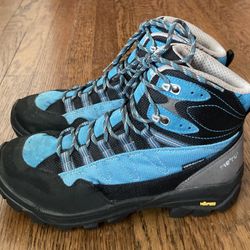 MERU HIKING BOOTS