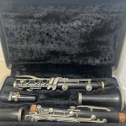Vintage Selmer Signet 100 Clarinet in original case For Parts Or Repair. Used in good with some serving needed. Read it am not musically incline so I 