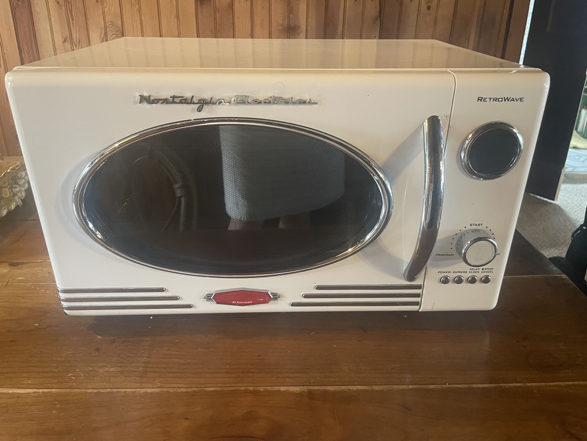 Vintage Style Microwave 700 Watt