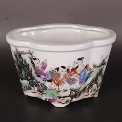 Chinese Famille Rose Porcelain vase planter pot