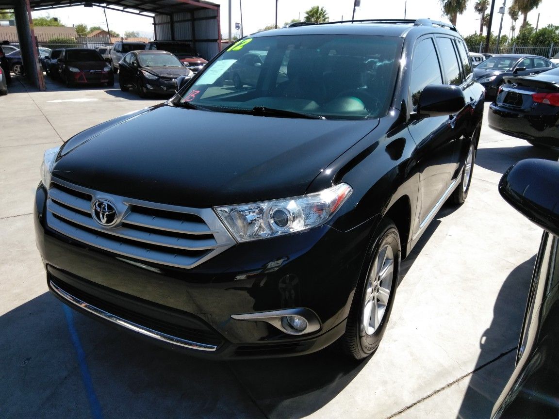 2011 toyota highlander only 118,000 miles And over 100 vehicles BUY HERE PAY HERE WELCOME EVERYONE TODOS CALIFICAN VISITENOS