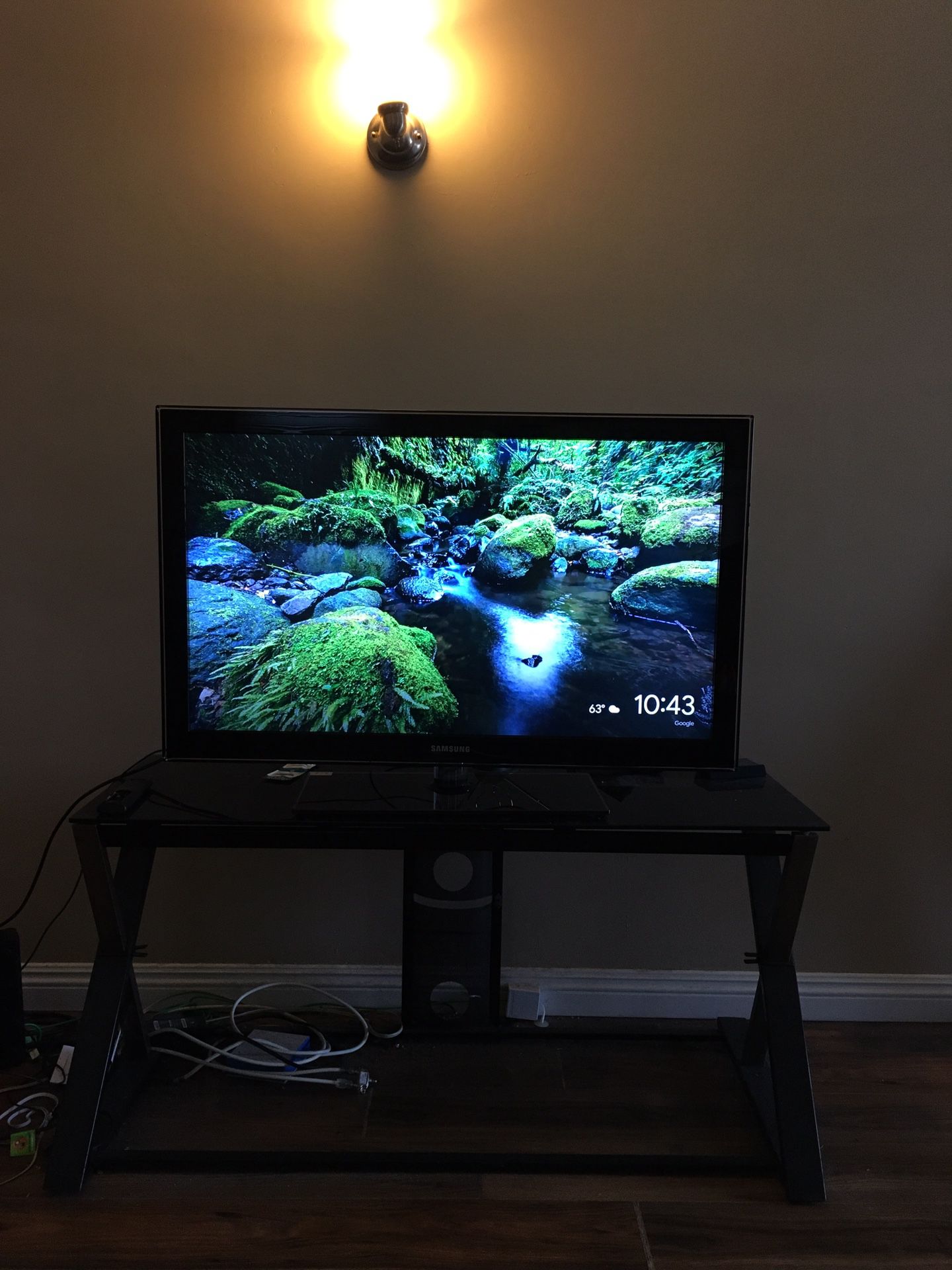 40 inches flatscreen tv