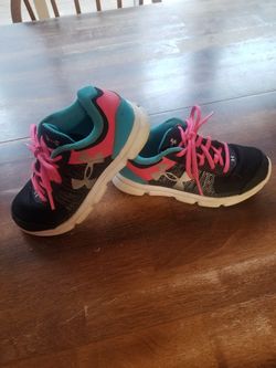 Look! Under Armour girls sneakers!