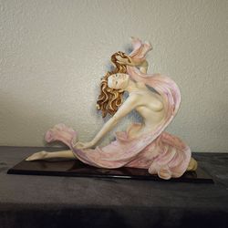 Santini Sarah Figure